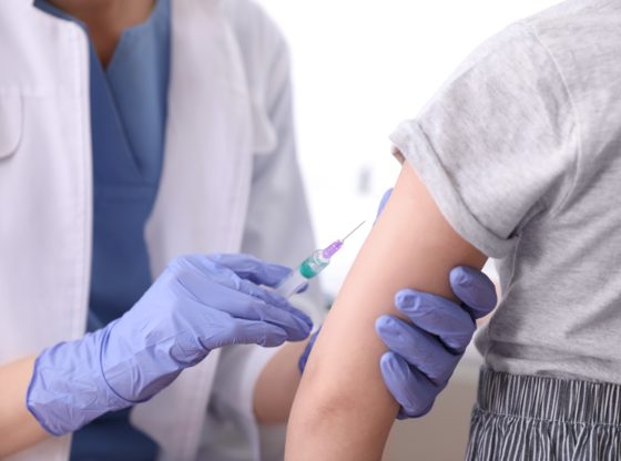 Un professionnel vaccine une personne