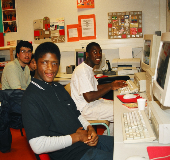 Jeunes dans une salle de classe