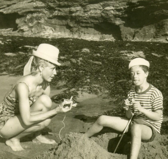 Photo d'une femme et d'un enfant