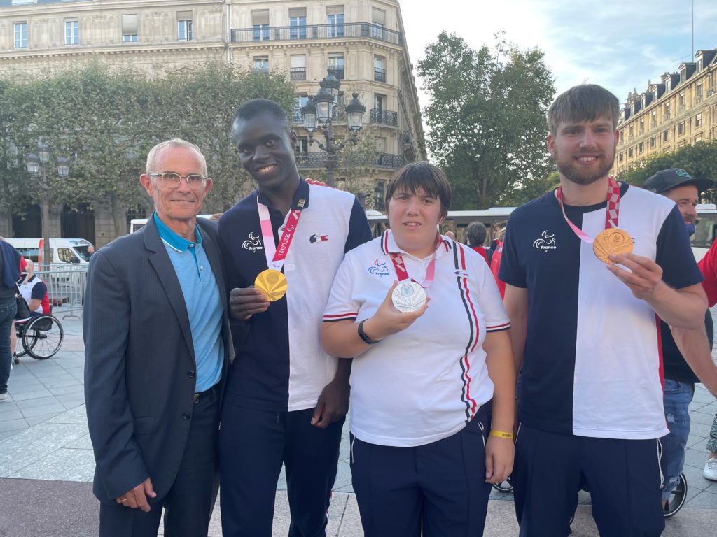 Le président de la Fédération APAJH, Jean-Louis Garcia, aux côtés des médaillés de Tokyo 2020, accompagnés par la Fédération Française de Sport Adapté : Charles-Antoine Kouakou, Léa Ferney et Lucas Créange, lors de la cérémonie de retour des médaillés sur le parvis de l'Hôtel de Ville à Paris, le 6 septembre 2021.