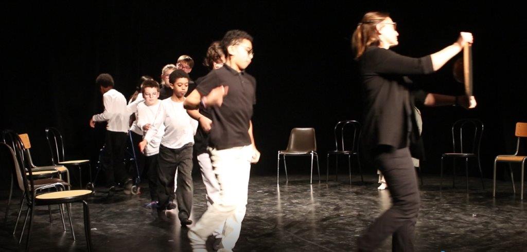 La troupe des jeunes accompagnés par le SESSAD APAJH de Boissy-Saint-Léger en mouvement