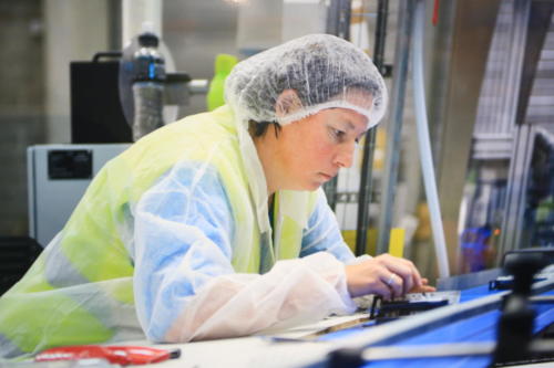 Une travailleuse de l’ESAT de Saint-Quentin (Aisne) lors de la journée portes ouvertes pour les 40 ans de l’établissement, 2019